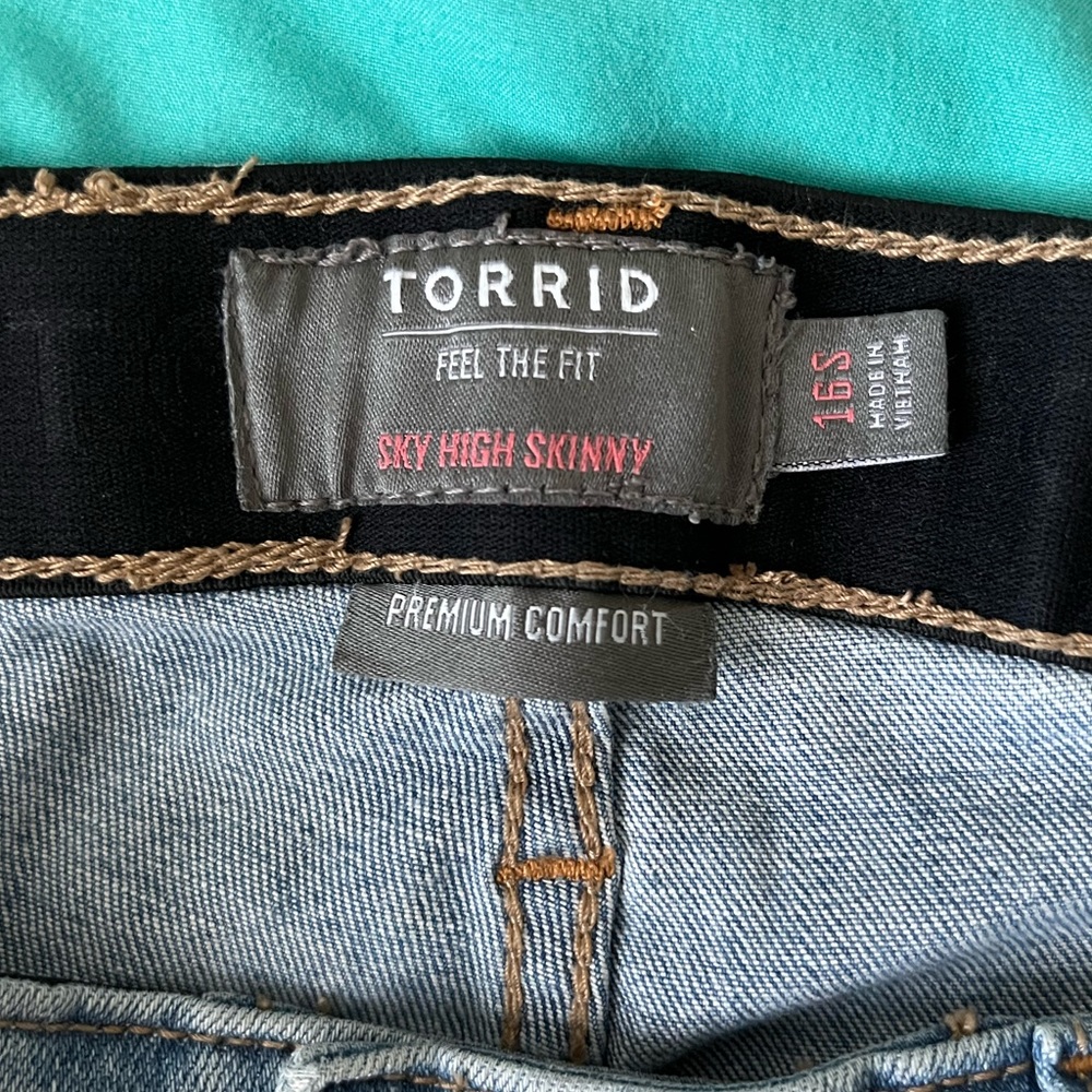 Torrid NWOT Sky High Skinny Jeans. Size 16S Light Wash. - Picture 4 of 6